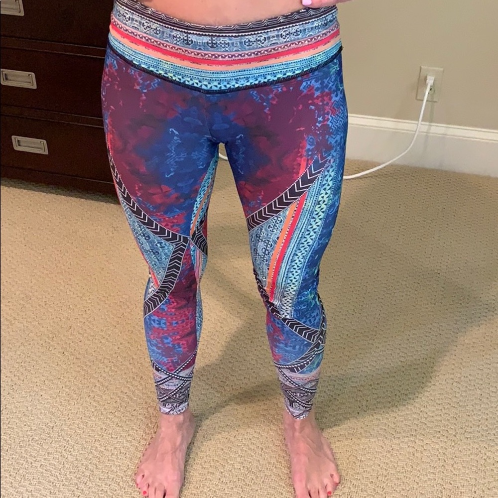 Yoga leggings with Aztec design